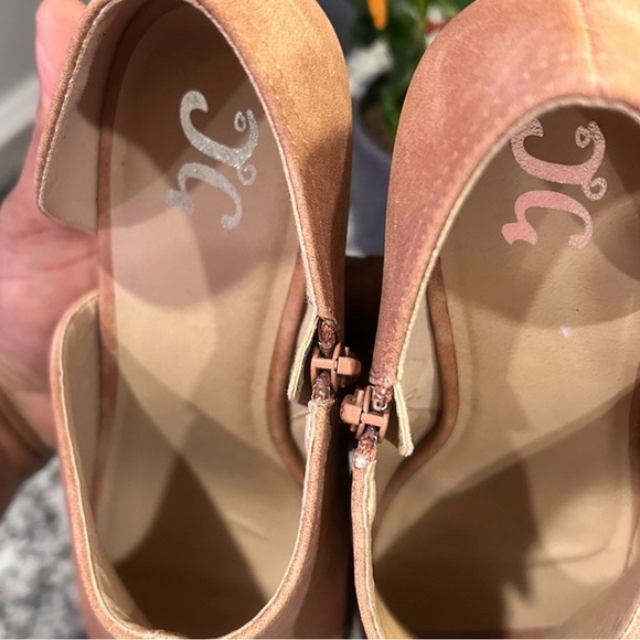 Journee Collection Coral Suede Peep-Toe Heels | Size 9 - Picture 5 of 7